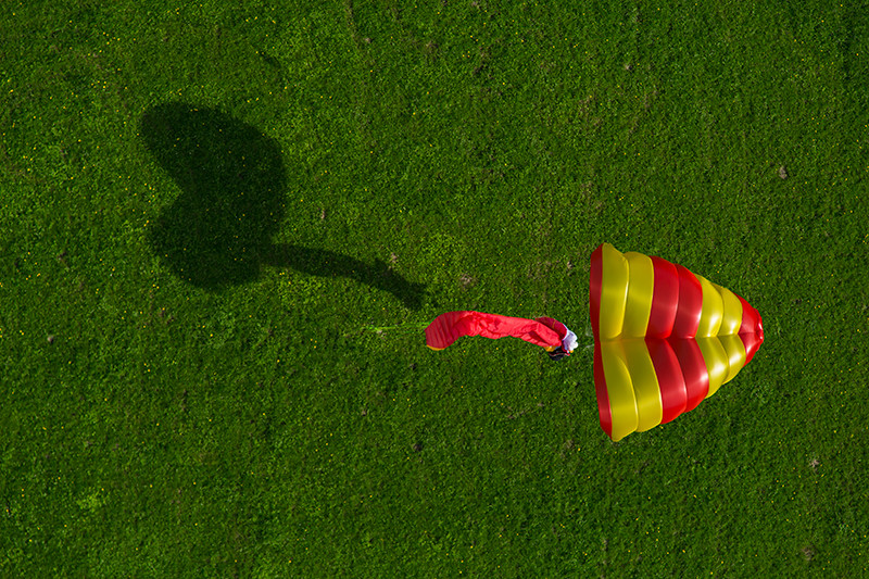 Paraquedas Beamer amarelo e vermelho aberto