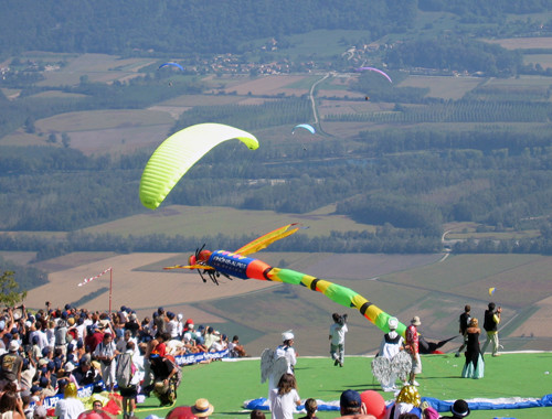 Parapente decolando com fantasia na Coupe Icare na França