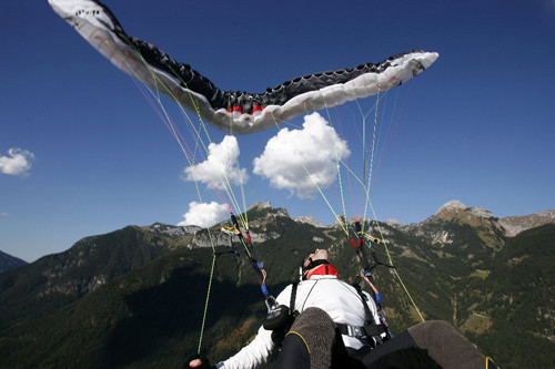 Parapente branco em Full Stall Dinâmico