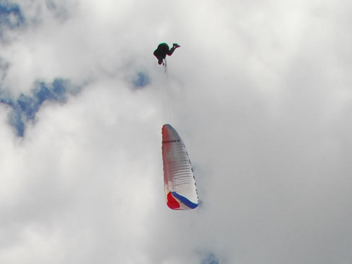 Piloto chega acima do parapente durante um Looping