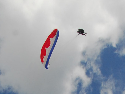 Piloto concluindo o Looping descendo pelo outro lado