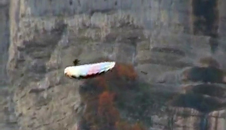Durante o Misty Flip o parapente executa uma volta completa no eixo de rotação
