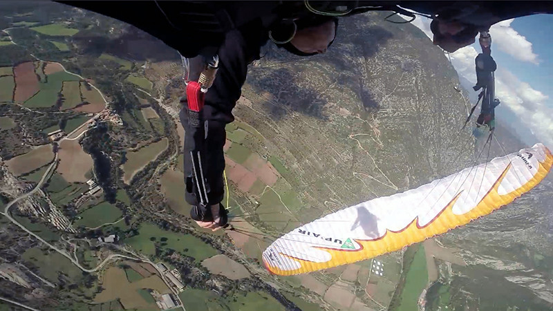 Fabio passa sobre o parapente durante um Rythmic SAT em Organyà na Catalunya