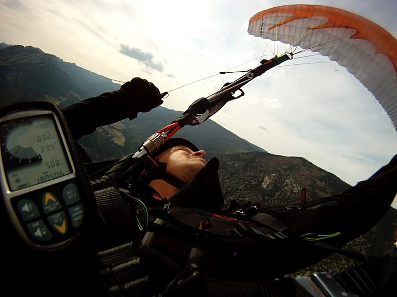 Fabio conectando um SAT com um Helicóptero abordo