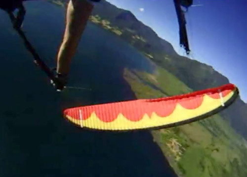 Parapente vermelho fazendo manobra SAT abordo