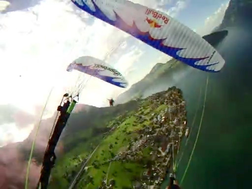 Parapente branco faz SAT Rodeo (com outro parapente igual girando ao redor) abordo